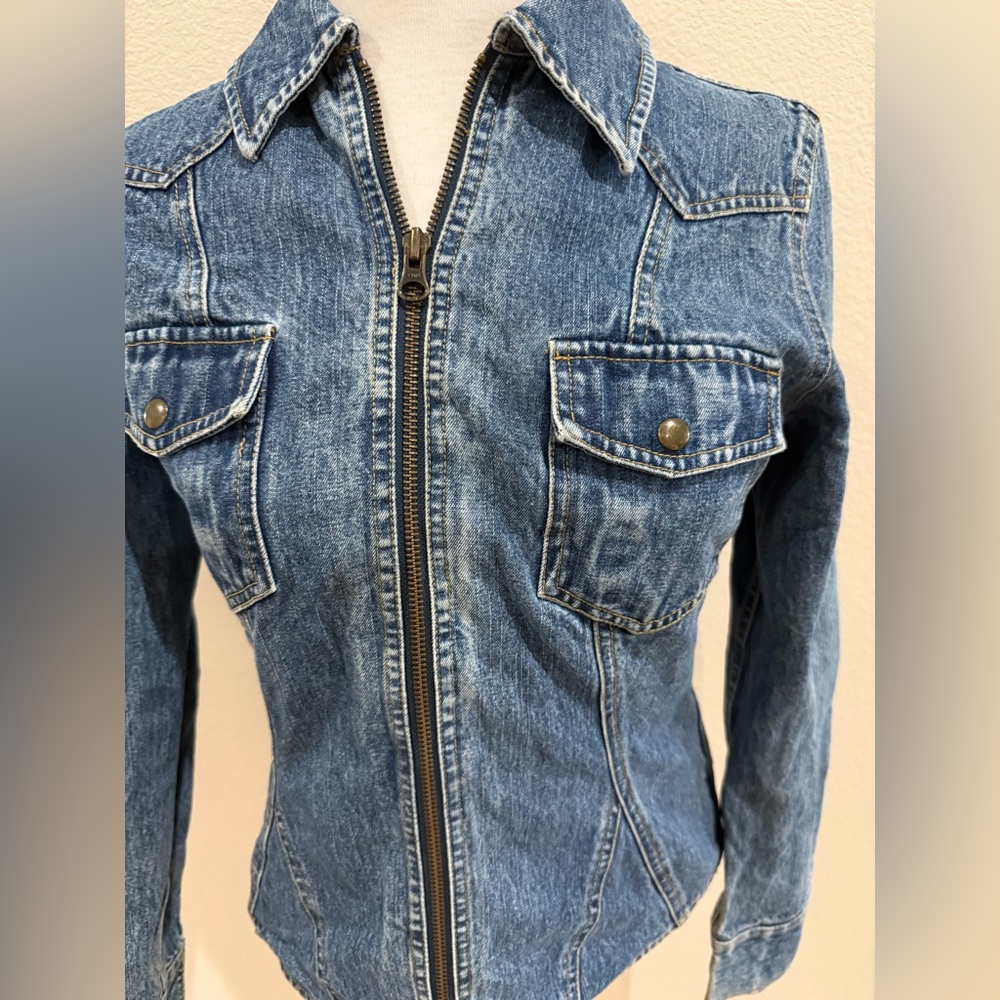 Arizona Jean Women Fitted Jean Jacket SZ S Flattering Shirt Tail Hem Western Cut - Picture 2 of 5